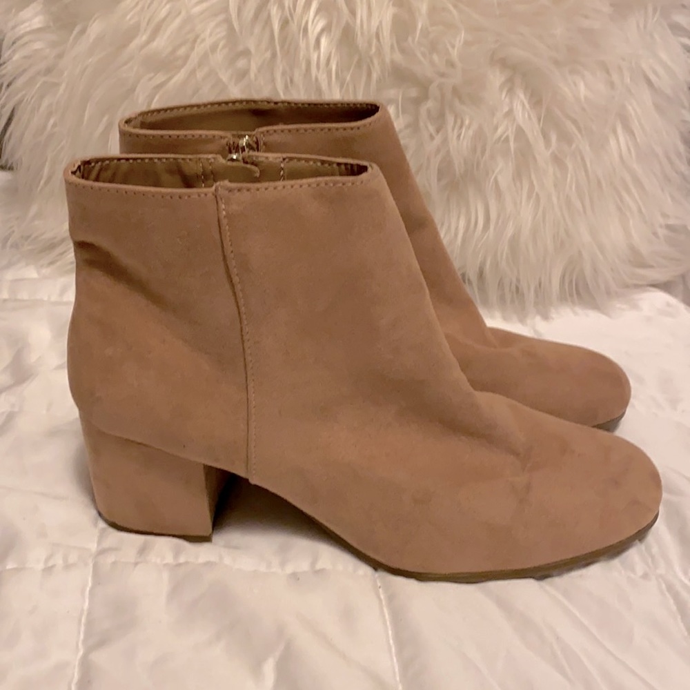Like new Libby Edelman Nude Bootie Size 11